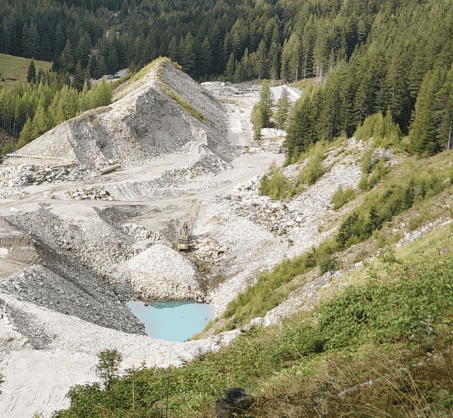 Blick ins Südtiroler Pfitschertal (Val di Vizze): Auf 1.500 Meter Höhe liegt hier der Silberquarzit-Steinbruch der Firma Grünig Natursteine. Foto: Michael Spohr