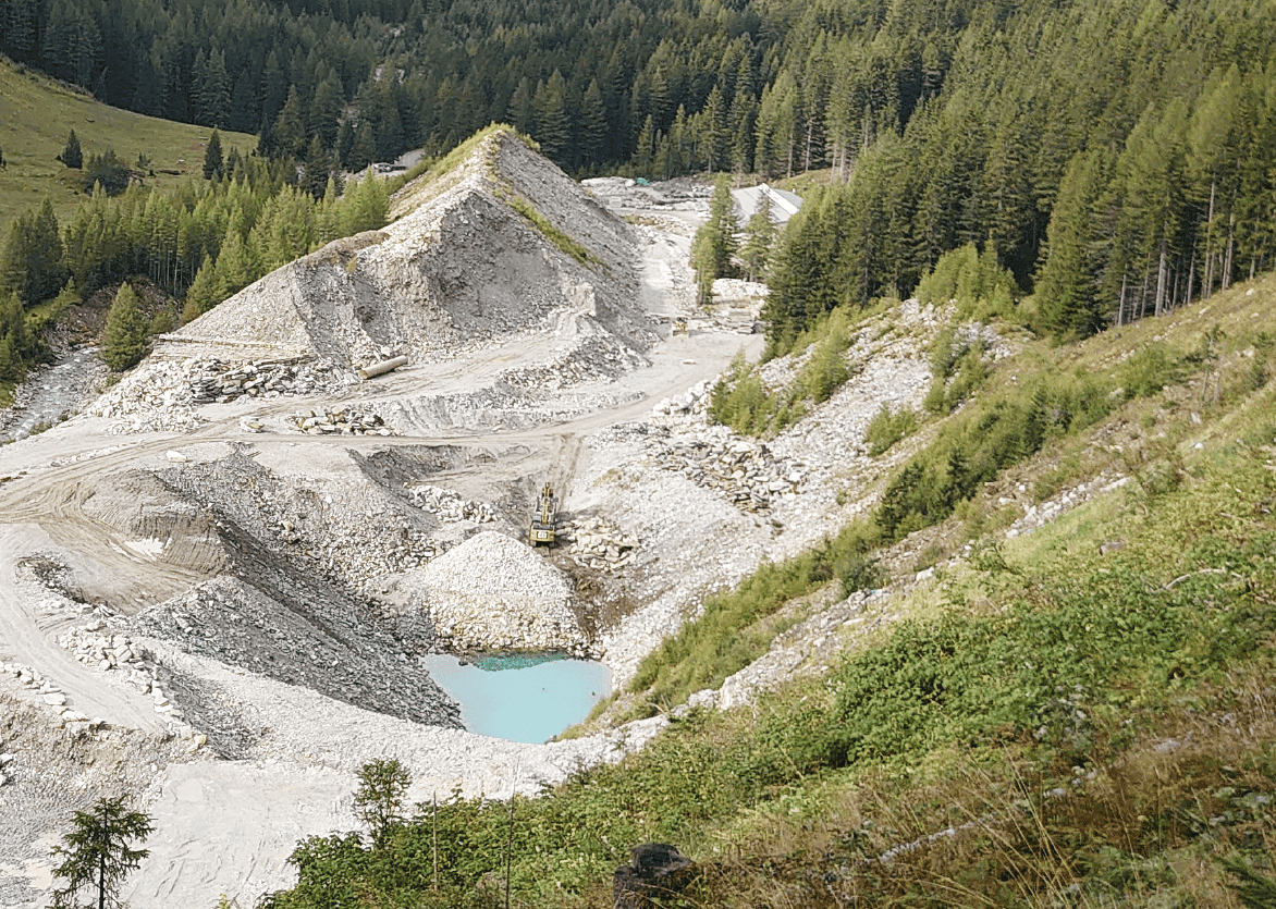 Blick ins Südtiroler Pfitschertal (Val di Vizze): Auf 1.500 Meter Höhe liegt hier der Silberquarzit-Steinbruch der Firma Grünig Natursteine. Foto: Michael Spohr