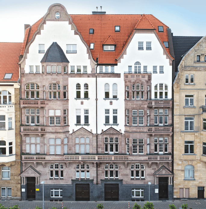 Das um 1910/11 erbaute denkmalgeschützte Wohn- und Geschäftshaus steht an der Düsseldorfer Rheinuferpromenade. Die auffällige Fassade aus Putz und Kylltaler Sandstein ist im Herbst 2018 aufwendig restauriert worden. Foto: Architekturbüro van Noppen