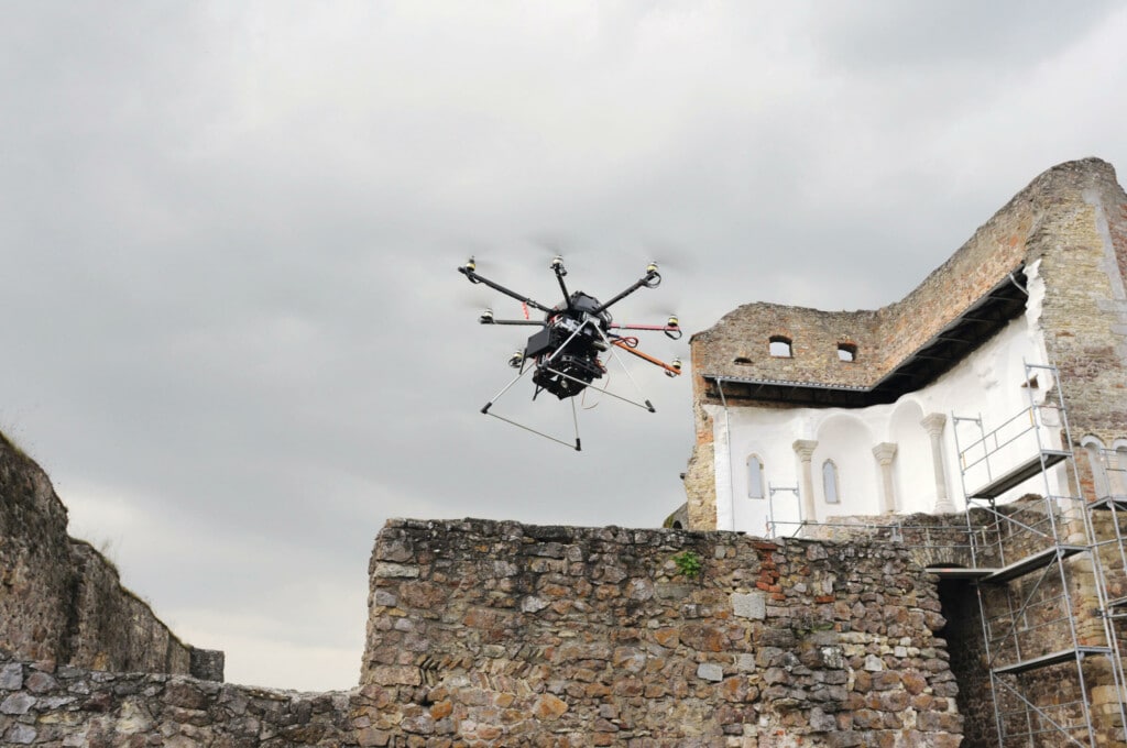 Sanierens und Erhaltens von Baubestand haben sich Drohnen schon vielfach bewährt. Foto: Geospector