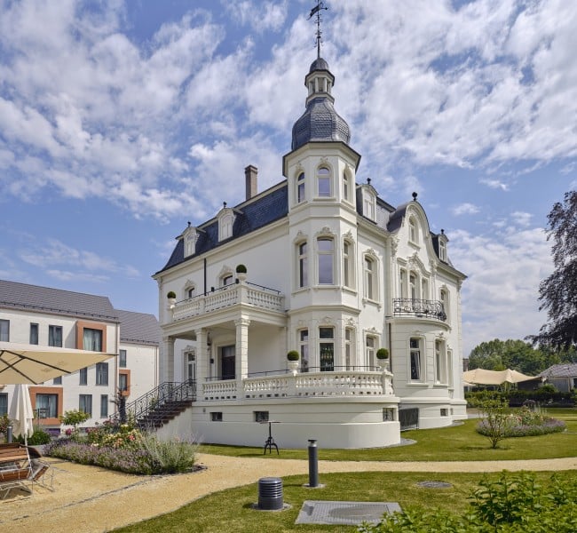 Dank einer mustergültigen, denkmalgerechten Renovierung bildet die 1904 entstandene Villa Raabheute ein hervorragendes Beispiel für das gelungene Zusammenwirken von Denkmalschutz und moderner Handwerkskunst. Foto: © sakret.de